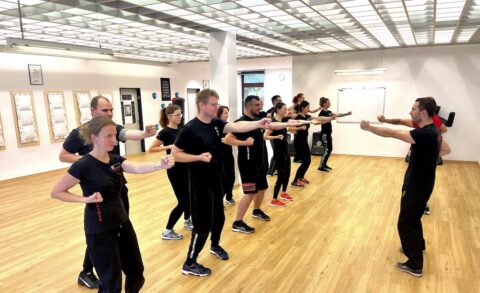 Erwachsene trainieren WingTsun in Marktoberdorf - effektive Selbstverteidigung, Achtsamkeit und Körpersprache