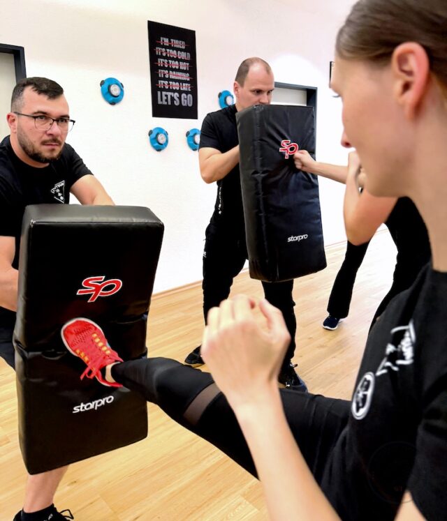 WingTsun Training in Marktoberdorf - Frau trainiert Selbstverteidigung mit Partner